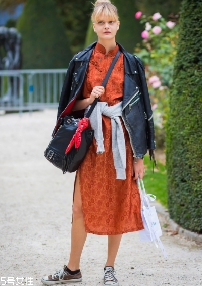 碎花连衣裙搭配什么外套好看图片,秋款碎花连衣裙搭配图片