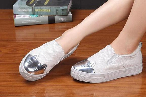 穿小白鞋要穿袜子吗,为啥黑鞋不能穿白袜子