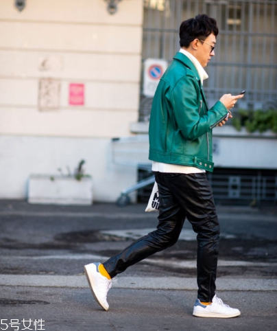 小白鞋发黄怎么办?教你3个小妙招轻松变白,白色的鞋子发黄怎么变白小妙招