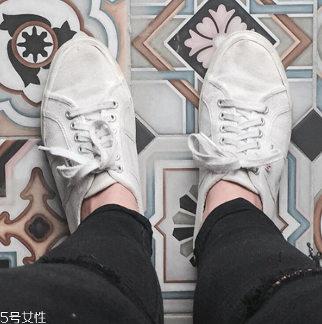 小白鞋弄上油了怎么洗,长时间的油在小白鞋上该怎么洗