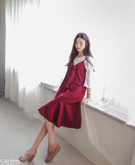 红色连衣裙怎么搭配,红色连衣裙配什么颜色外搭 红色连衣裙怎么搭配,红色连衣裙配什么颜色外搭