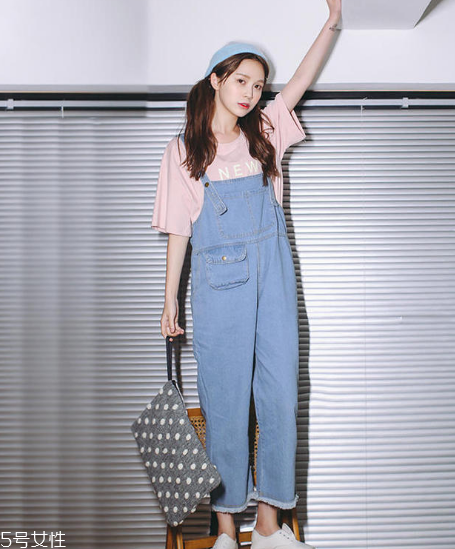 T恤背带裤搭配什么鞋子,t恤背带裤