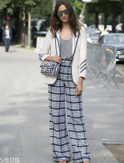 格纹裤子配什么衣服好,格子裤子好看吗 格纹裤子配什么衣服好,格子裤子好看吗