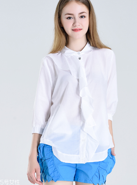 摇摆的荷叶,荷叶像什么在微风中摇动着