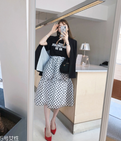 西装裙怎么搭配,西装裙搭配什么外套