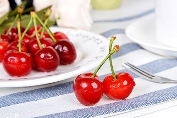 车厘子吃了嘴巴变黑怎么回事,吃完车厘子嘴巴发黑