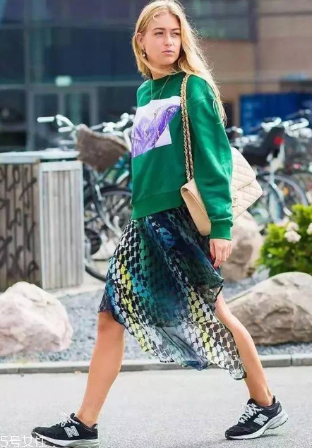 卫衣半身裙,卫衣半裙搭配