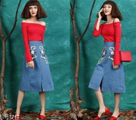 开叉牛仔半身裙搭配什么上衣,开叉牛仔半身裙街拍