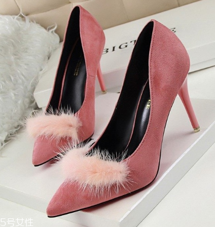 高跟鞋穿着往前滑怎么办,穿高跟鞋往前滑怎么办