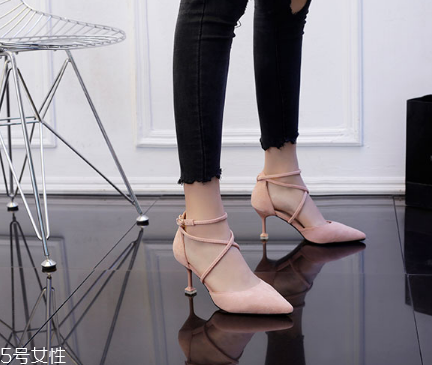 高跟鞋磨脚后跟怎么办,穿高跟鞋磨脚后跟怎么办