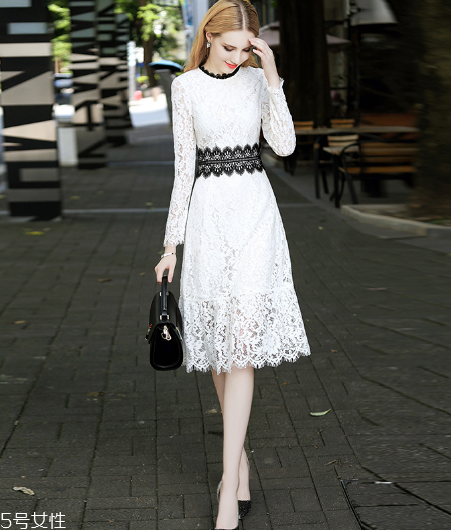 白色连衣裙搭配什么外套好看,白色连衣裙配什么鞋子