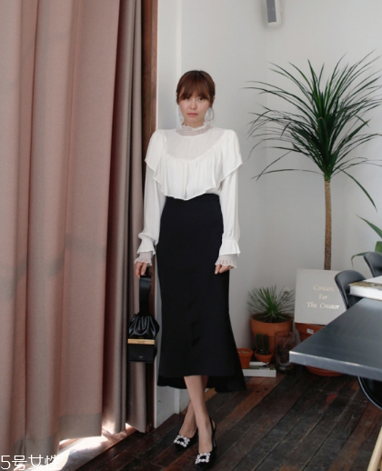 黑色长裙如何搭配,黑色长裙配什么样的外搭 黑色长裙如何搭配,黑色长裙配什么样的外搭