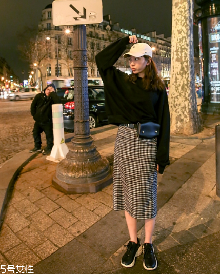 长款格子裙子搭配什么上衣好看,格子长裙搭配什么上衣好看