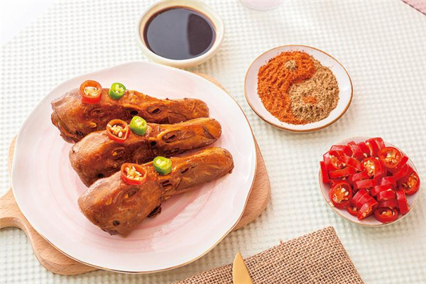 鸭头不能和什么食物一起吃,鸭头里什么不能吃