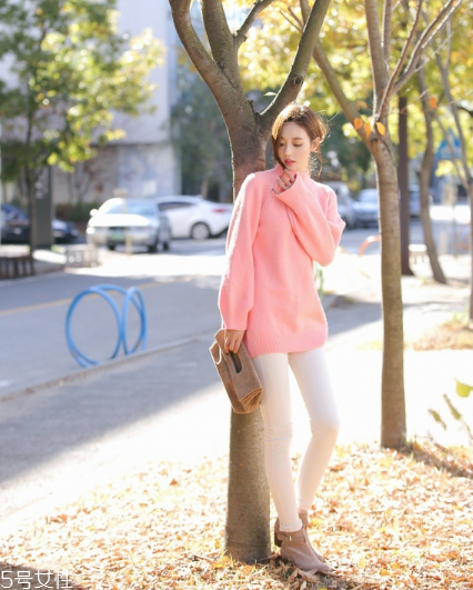 粉色针织衫怎么搭配,粉色针织衫里面搭配什么颜色