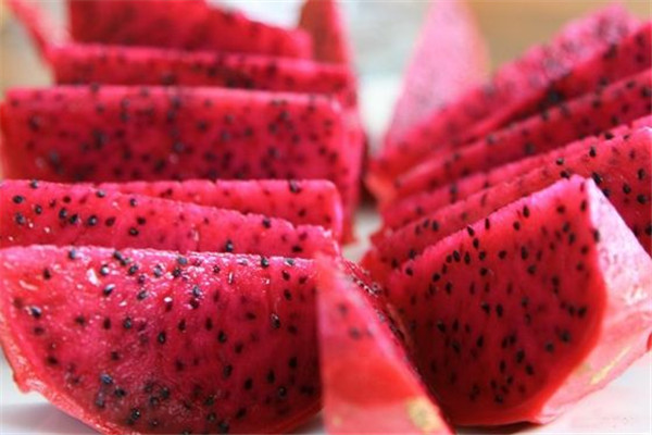 草莓跟火龙果可以一起吃吗,火龙果草莓牛奶能一起吃吗