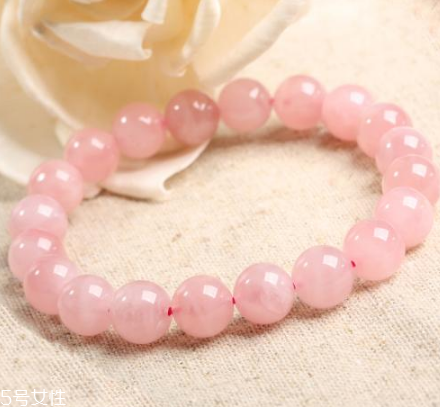戴粉水晶手链有什么好处,粉水晶手链几颗为好