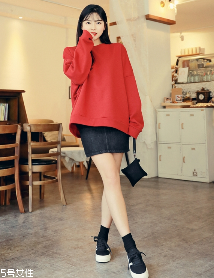 卫衣搭配短裙好看吗,卫衣和短裙搭配可以吗?