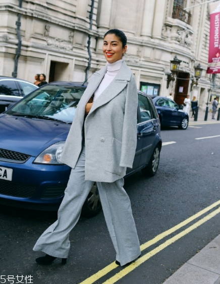 宽松的西装怎样搭配好看,修身西装和宽松西装哪个好看