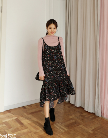 吊带碎花裙好看吗,吊带碎花裙配什么上衣好看 吊带碎花裙好看吗,吊带碎花裙配什么上衣好看