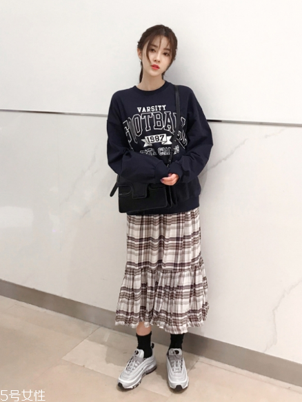 卫衣配什么裙子好看,卫衣配裙子好看吗?