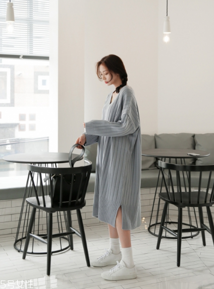 灰色针织裙搭配什么颜色的上衣,灰色针织裙搭配什么颜色上衣好看