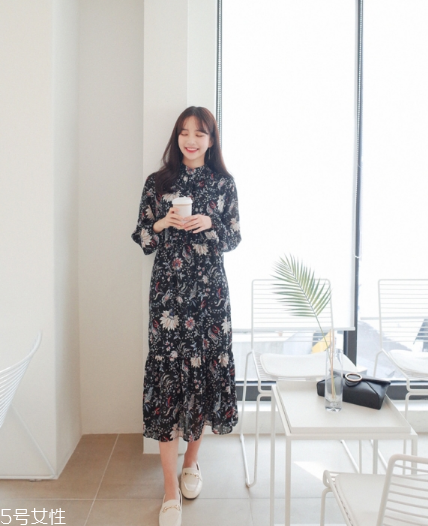 碎花连衣裙什么颜色好看,碎花裙买什么颜色好看