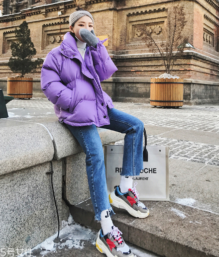 牛仔裤能不能配皮鞋,皮鞋可以配牛仔裤子嘛