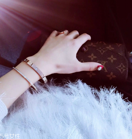 卡地亚手镯怎么带?,卡地亚手镯每天佩戴要取吗