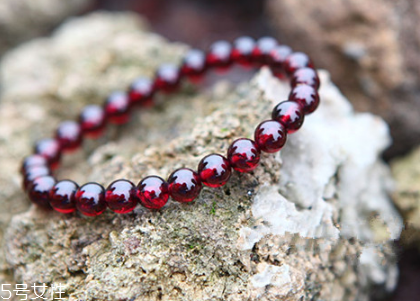 怎样挑选石榴石手链,石榴石手链戴哪个手好