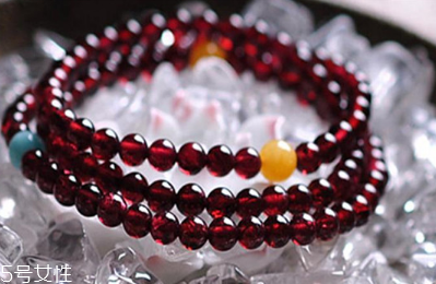 石榴石手链颜色价格排行,石榴石什么颜色的好