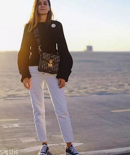 白色牛仔裤配什么上衣好看,白色牛仔裤染上颜色了怎样可以洗掉