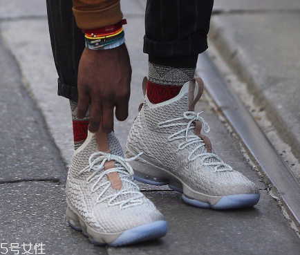 网上买的运动鞋有味道是什么原因,运动鞋味道大是劣质的吗 网上买的运动鞋有味道是什么原因,运动鞋味道大是劣质的吗