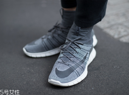 运动鞋为什么鞋底会响呢,鞋走路的时候鞋底为什么会响