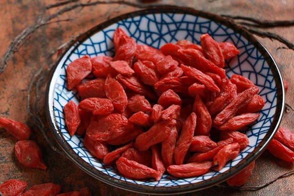 冬天可以吃枸杞吗,冬天吃枸杞好还是夏天好