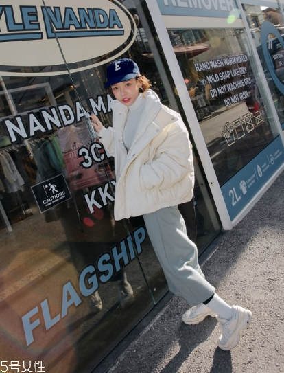 白色面包服好看吗,面包服白色还是黑色好看? 白色面包服好看吗,面包服白色还是黑色好看?