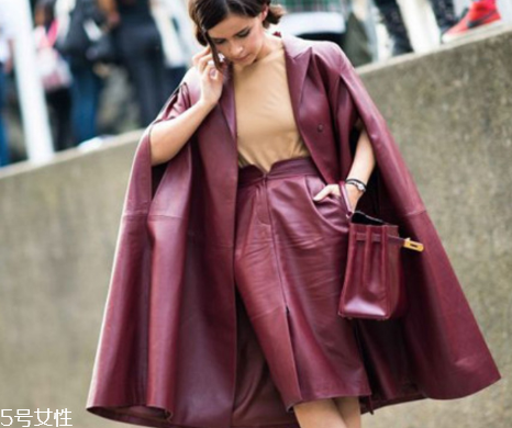 酒红色大衣内搭什么颜色衣服好看,酒红色大衣配什么颜色的围巾