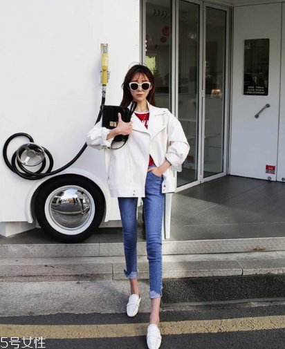 白色皮衣怎么搭配,白色皮衣配什么颜色内搭