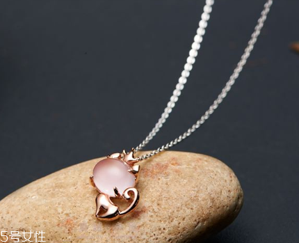 佩戴芙蓉石有什么好处,芙蓉石挂坠