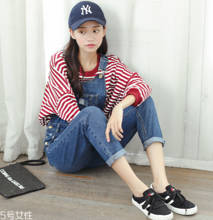 卫衣搭背带裤好看吗,背带裤好看吗