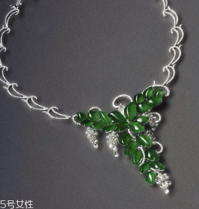 翡翠吊坠一般配什么项链,翡翠手链怎么选才是最好的