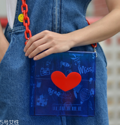 过年背什么包包好看,过年背什么颜色的包好