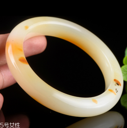 黄龙玉手镯什么颜色好?,怎样挑选黄龙玉手镯
