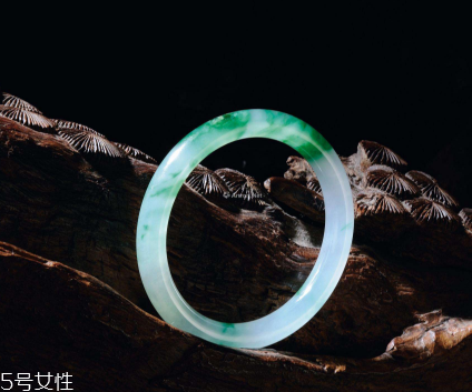 如何挑选翡翠手镯?,如何买翡翠玉手镯