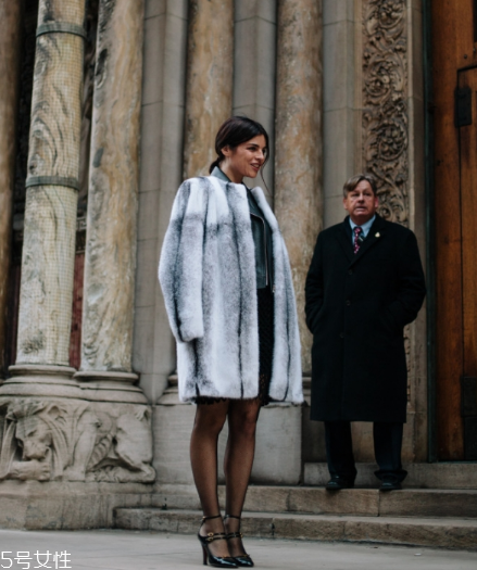 灰色皮草好看吗,皮草白色的好还是灰色