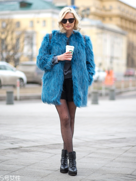 蓝色皮草好看吗,蓝色皮草搭配什么颜色好看