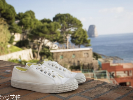 小白鞋怎么挑选,挑小白鞋选什么材质好