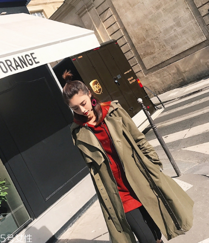 红色毛衣搭配什么颜色外套好看,女士红色大衣