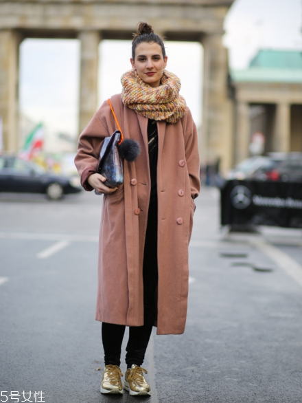 卡其色大衣适合什么人穿,卡其色大衣适合什么肤色的人