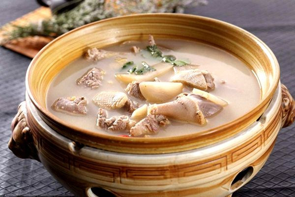 老鸭汤有什么功效和作用,老鸭汤的好处 老鸭汤有什么功效和作用,老鸭汤的好处